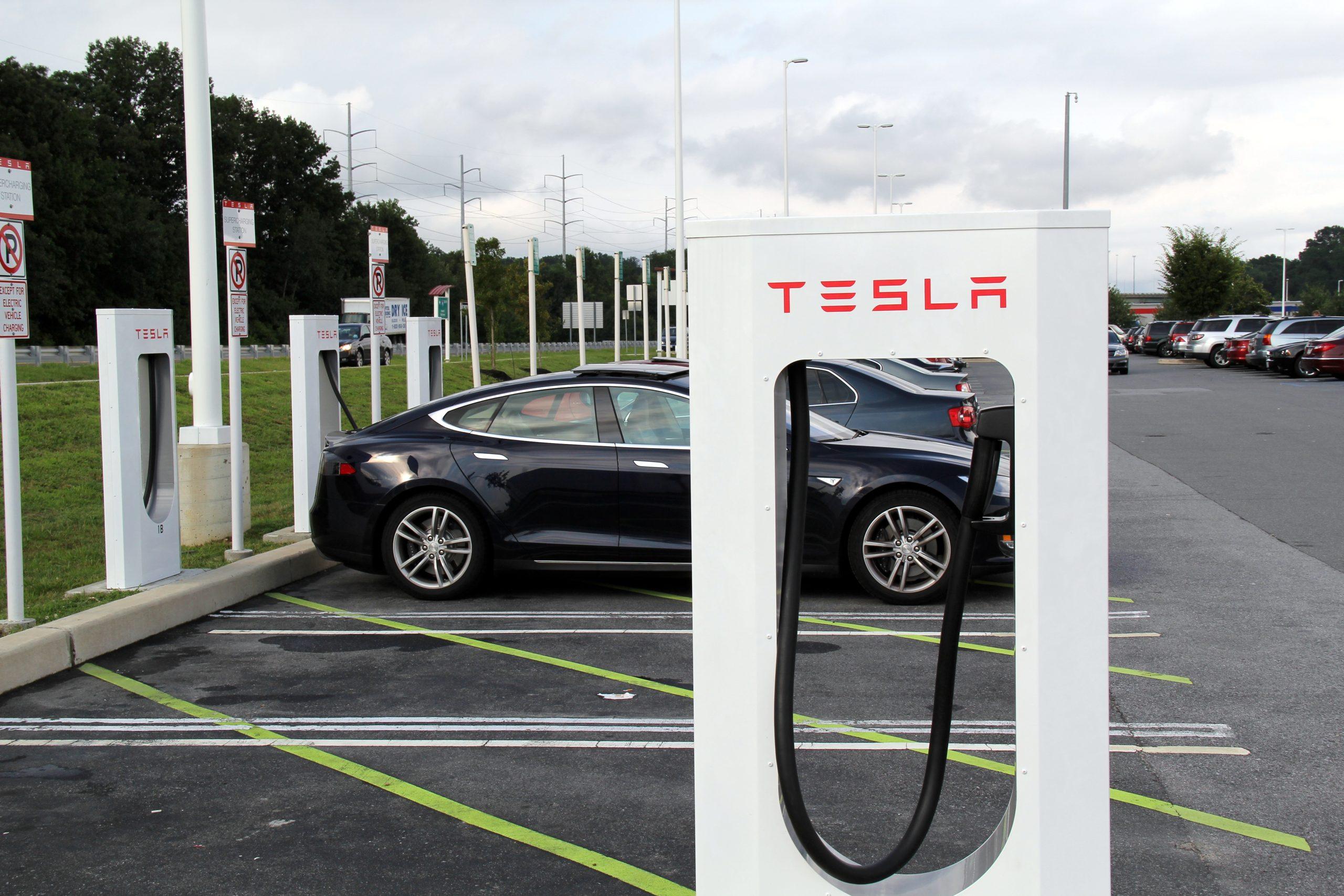 Un studiu Edmunds relevă că aproape jumătate din posesorii de Tesla din SUA își dau la buyback mașinile electrice pentru modele noi pe benzină